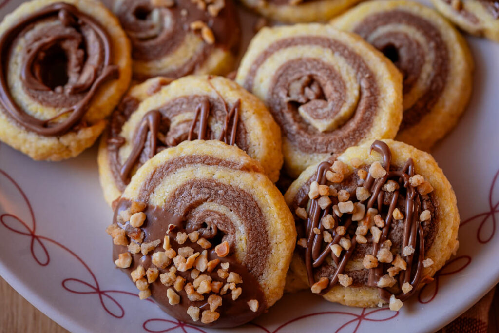 Nougat-Schnecken mit Schokoladenstreifen auf einem Teller