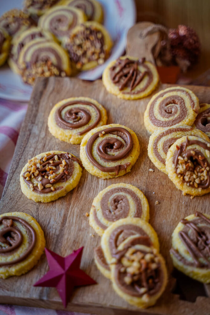 Nougat-Schnecken mit Schokoladenstreifen auf einem Teller